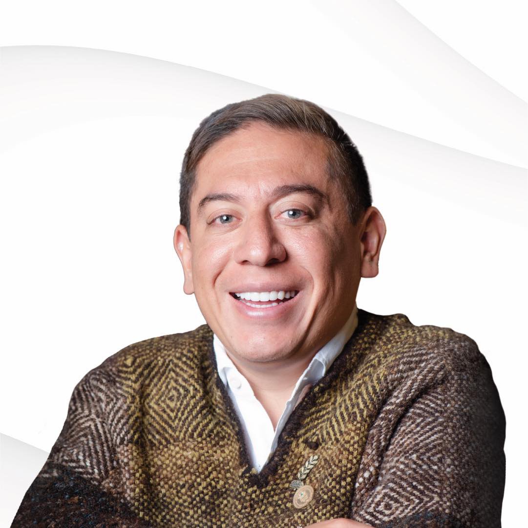 roca358's tweet photo. Señor @DeputySecState @ChrisLandauUSA 
Este señor se llama Carlos Amaya  @CarlosAmayaR Gobernador de @CundinamarcaGob .
También está involucrado en la presión a Alcaldes y quizás en la compra de votos, a favor de Iván Cepeda.
Nombre revelado por el Candidato @ABDELAESPRIELLA 
Desde Colombia 🇨🇴 un saludo muy especial, señor Landau.
