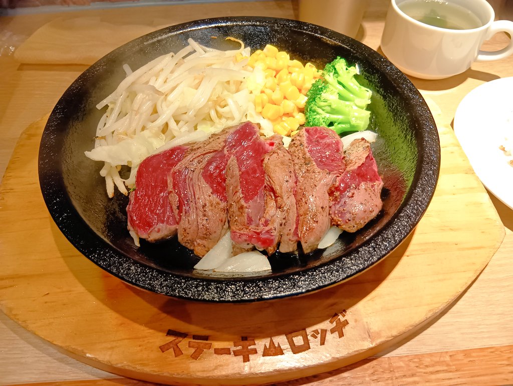 ndwah5e's tweet photo. 友達からカンガルージャーキーを頂いて以来、ステーキはどうなんだろう？と気になっていた店についに行ってきました。

カンガルーステーキ。
想像しているような硬さやクセは無く美味しかったです。
「レアでもいけますよ！」
と提供時に添えられた言葉におっかなびっくりしながら食べてみましたが https://t.co/OUO5RSRJaB
