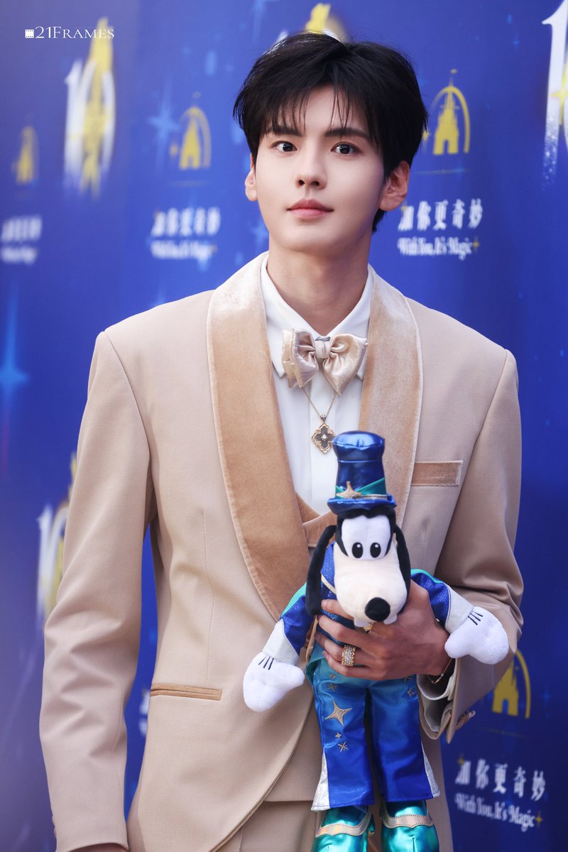 _97_1121's tweet photo. 260615 비원진 상하이 디즈니 10주년 기념 행사 레드카펫

©️ 21Frames| 廿一帧_毕雯珺

#毕雯珺 #비원진 #BiWenjun https://t.co/OdVKAIST8R