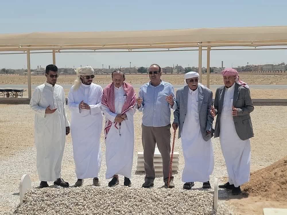 ABDULA_ALAULAQI's tweet photo. بمعية الفريق ناصر منصور هادي والشيخ علي القفيش والشيخ صالح العزاني ،الأخ نائب رئيس الوزراء ووزير الداخلية السابق احمد بن احمد الميسري يزور  قبر الرئيس هادي الله يرحمه ويغفر له ويسكنه فسيح جناته. https://t.co/Z6R9krvfZz