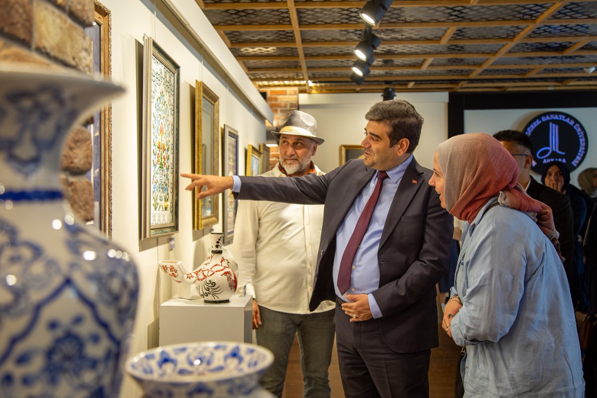 mguedutr's tweet photo. 🎨 El emeğinin, sabrın ve kültürel mirasın sanatla buluştuğu El Sanatları Bölümü Öğrenci Sergisi, MGÜ Sanat Galerisi'nde açıldı. Rektörümüz Prof. Dr. Erhan Özden ve Meslek Yüksekokulu Müdürümüz Prof. Dr. Ruhi Konak'ın katılımıyla gerçekleştirilen sergide,+ https://t.co/o6UCx1kshR