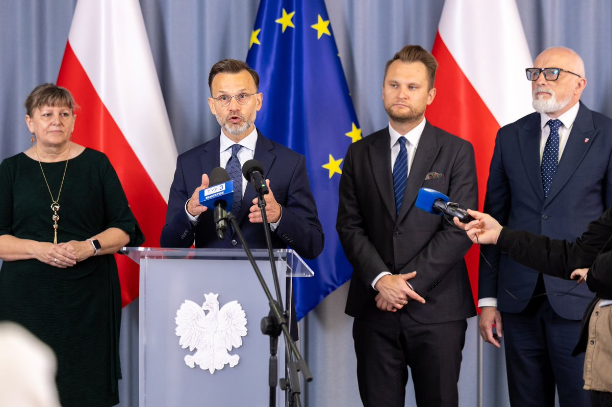 PodlaskiUW's tweet photo. W ramach Rządowego Funduszu Rozwoju Dróg 2026 podlaskie samorządy wybudują, przebudują lub wyremontują 145 dróg za ponad 212 mln zł. Wojewoda @brzozowskij podpisał dziś pierwsze umowy z przedstawicielami: powiatów hajnowskiego i monieckiego, miast Grajewo i Siemiatycze oraz gmin Juchnowiec Kościelny, Korycin, Radziłów, Szczuczyn, Śniadowo i Trzcianne, które otrzymają ponad 8,7 mln zł dofinansowania.
- Dzięki #RFRD dbamy o bezpieczeństwo mieszkańców, poprawiamy komfort i jakość życia, ale wpływamy także na rozwój ruchu turystycznego i dajemy impuls do rozwoju gospodarczego – mówił wojewoda.
- Ważne są nie tylko główne arterie, jak drogi krajowe i ekspresowe. W dobrym stanie muszą być także te drogi, którymi mieszkańcy poruszają się na co dzień – podkreślał poseł @KTruskolaski.