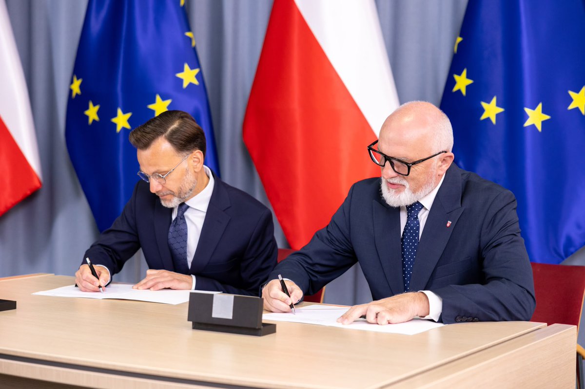 PodlaskiUW's tweet photo. W ramach Rządowego Funduszu Rozwoju Dróg 2026 podlaskie samorządy wybudują, przebudują lub wyremontują 145 dróg za ponad 212 mln zł. Wojewoda @brzozowskij podpisał dziś pierwsze umowy z przedstawicielami: powiatów hajnowskiego i monieckiego, miast Grajewo i Siemiatycze oraz gmin Juchnowiec Kościelny, Korycin, Radziłów, Szczuczyn, Śniadowo i Trzcianne, które otrzymają ponad 8,7 mln zł dofinansowania.
- Dzięki #RFRD dbamy o bezpieczeństwo mieszkańców, poprawiamy komfort i jakość życia, ale wpływamy także na rozwój ruchu turystycznego i dajemy impuls do rozwoju gospodarczego – mówił wojewoda.
- Ważne są nie tylko główne arterie, jak drogi krajowe i ekspresowe. W dobrym stanie muszą być także te drogi, którymi mieszkańcy poruszają się na co dzień – podkreślał poseł @KTruskolaski.