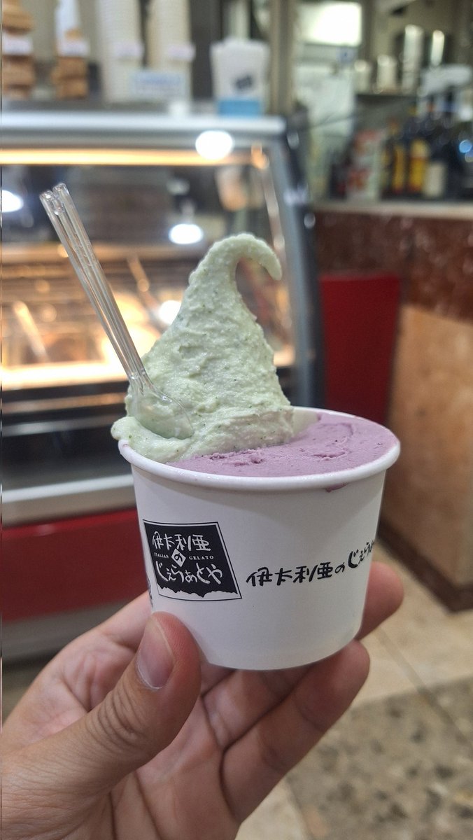 kondoor00's tweet photo. 横浜駅の地下街に素晴らしいジェラート屋さん
大葉とカシスクリームなり https://t.co/w1LBKGmo16