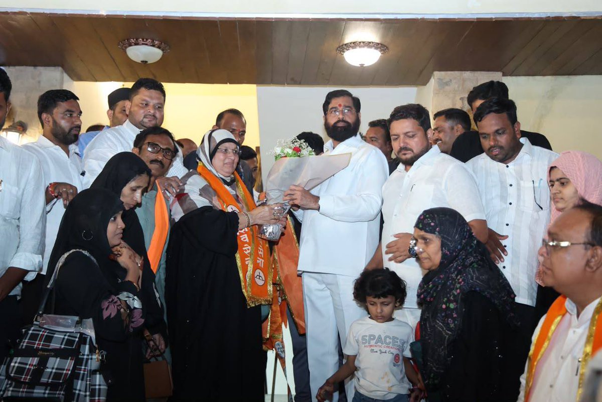 mieknathshinde's tweet photo. 📍 मुंबई |

#अकोला जिल्ह्यातील #बार्शीटाकळी नगरपालिकेतील १० राष्ट्रीय काँग्रेस, राष्ट्रवादी काँग्रेस आणि अपक्ष नगरसेवकांनी काल  भगवा झेंडा हाती घेत #शिवसेना पक्षात जाहीर प्रवेश केला. यावेळी या सर्वांचे पक्षात स्वागत करून भावी यशस्वी वाटचालीसाठी शुभेच्छा दिल्या. 

यात अपक्ष नगरसेवक शुभम इंगळे, नावेद  खान, इफ्तेखारुद्दीन काझी, शहाना अंजुम तर राष्ट्रीय काँग्रेस पक्षाच्या रफिया खान, मुमताज सिद्दीकी, सय्यद जहांगीर, असागिरी अंजुम, राष्ट्रवादी काँग्रेसच्या रुबिना परवीन, साफिया बेगम यांचा यात समावेश होता. 

यावेळी अकोला जिल्हा शिवसेना विशेष प्रभारी ललित वानखडे, शिवसेना जिल्हाप्रमुख चंद्रशेखर पांडे तसेच शिवसेना पदाधिकारी आणि शिवसैनिक उपस्थित होते.

#Shivsena #Akola #EknathShinde #Maharashtra
@Shivsenaofc