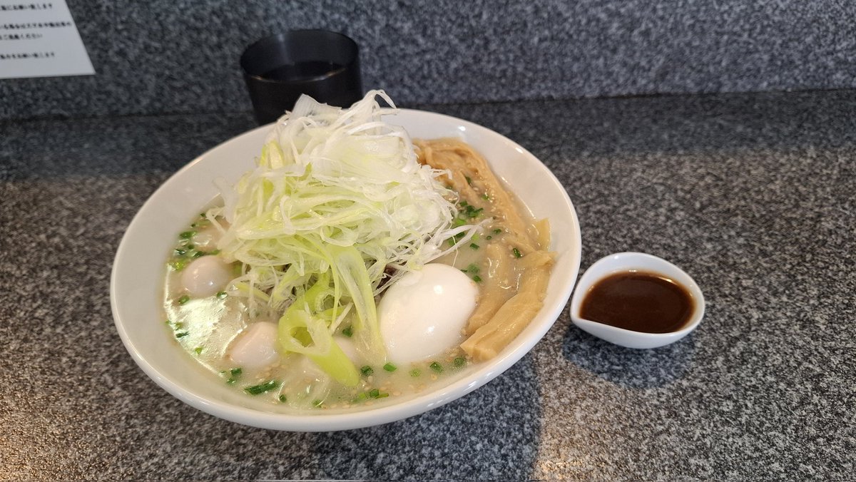 0716_tsukushi's tweet photo. 早めには終わるかと思ったけど、まさかの午前中で仕事が終わったので弁当持ってきたけど　#丑の上にも三年　さんで昼ごはんにすることに😆
お決まりの特製ソルロンタン&amp;マー油

スープうめぇ～👍️プリプリの雲呑もうめぇ～👍️ほぐしたテールも👍️何もかもがウマイ😋

ご馳走さまでした🥚🙇 https://t.co/8xWyFW88Hm