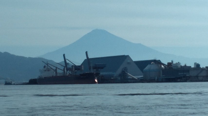 Fujiya228's tweet photo. 今日の天候、風穏やかで曇りがちで釣りには好都合でしたね(^^)
お二人がお見えになり、折戸と浅場へとご案内！
朝から順調に釣れて浅場ではクロダイ４尾とキビレ４尾の釣果、48㎝、1.57kgの大物クロダイもありました‼️
折戸では1.57kgの大マダイに、クロダイ１４尾とキビレ１尾の釣果で二桁釣果達成‼️ https://t.co/PHSxd9ThC4