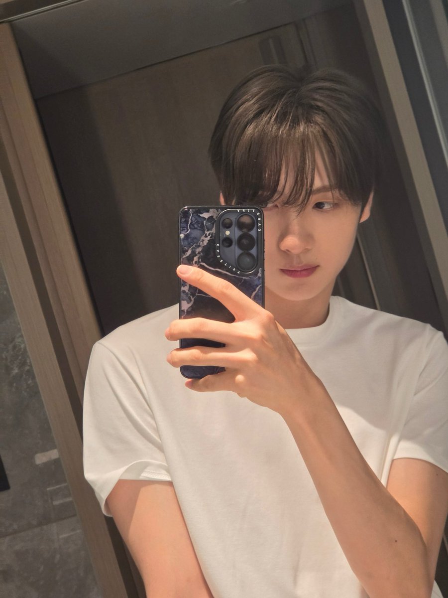 chumychuni's tweet photo. 와 잠만 남자 기본티 개좋음......... https://t.co/27LekQcmgy