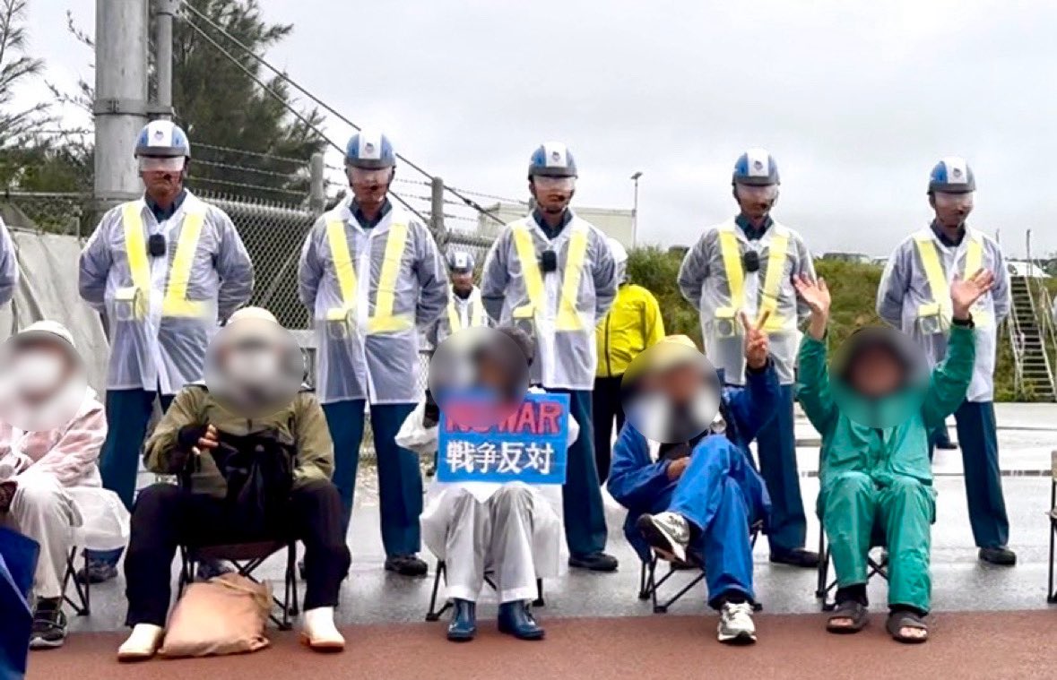 mizuho_umemura's tweet photo. 辺野古工事の資材搬入口で抗議活動を確認。
こちら側に向かって笑顔で大きく手を振り、ピースサインを送る活動家たち。全てが予定調和であり、まるで〝搬入の儀〟です。
「子ども達の願い 海を殺すな」とのプラカードまで。抗議船が子どもの命を奪ったことへの悔恨など、微塵も感じられませんでした。 https://t.co/Fo6DSzH7Ev