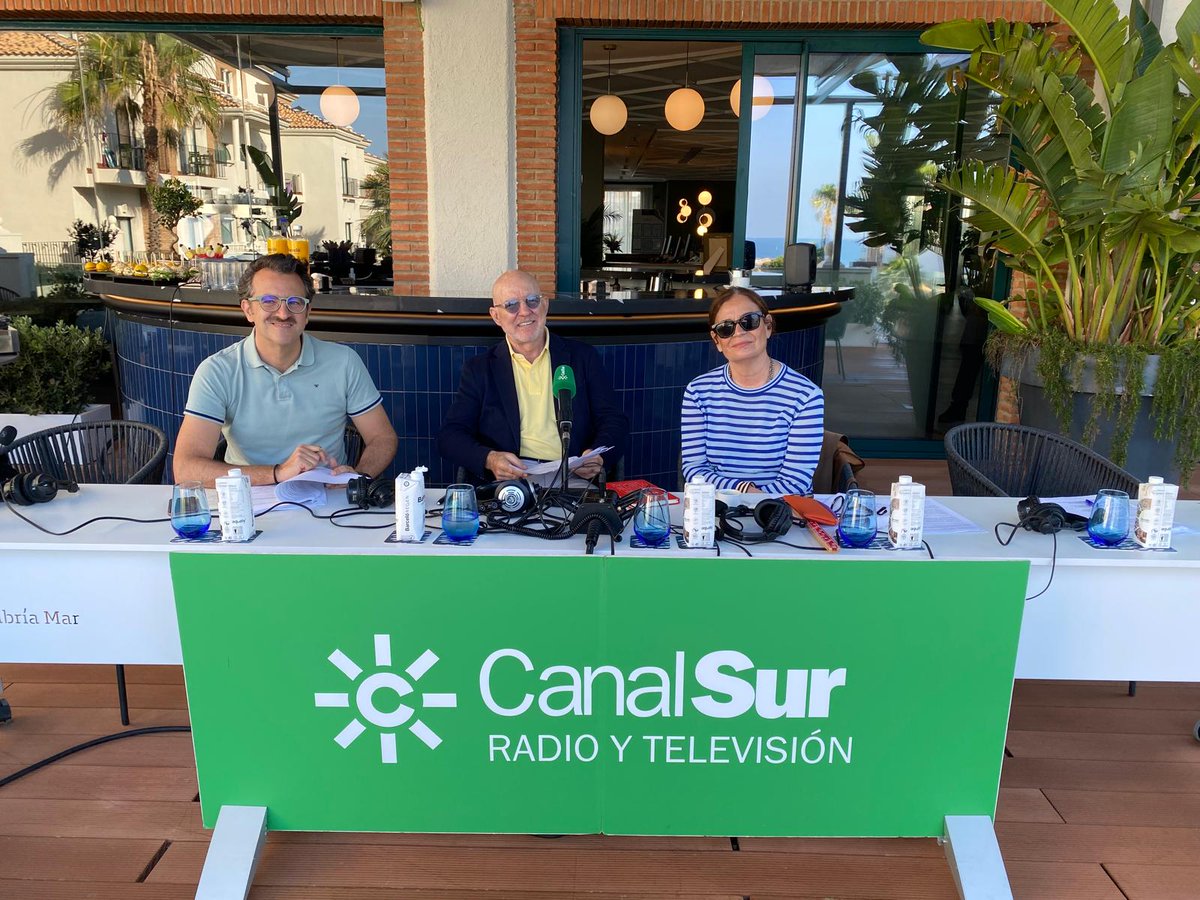 CanalSurRadio's tweet photo. 🔴 El equipo de 𝕃𝕒 𝕄𝕒ñ𝕒𝕟𝕒 𝕕𝕖 𝔸𝕟𝕕𝕒𝕝𝕦𝕔í𝕒  ya está preparado para analizar el turismo en la 𝒑𝒓𝒐𝒗𝒊𝒏𝒄𝒊𝒂 𝒅𝒆 𝑯𝒖𝒆𝒍𝒗𝒂 desde 𝑷𝒖𝒏𝒕𝒂 𝑼𝒎𝒃𝒓í𝒂 🌞⛱️ 

👉🏼𝗘𝗡 𝗗𝗜𝗥𝗘𝗖𝗧𝗢, síguenos en Canal Sur Radio (10:00) o en https://t.co/FiUXy18iB9

🎙️ Con 𝑱𝒆𝒔ú𝒔 𝑽𝒊𝒈𝒐𝒓𝒓𝒂

🗣️ @LMAndaluciaCSR @jesusvigorra 
📍 @barcelohoteles Punta Umbría Mar
📲 #SomosMásRadio