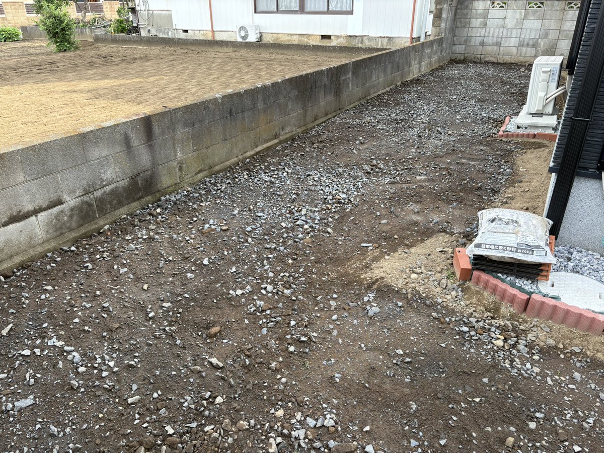 riverkenso's tweet photo. 防草シート・砂利敷き下地(約85㎡)
掘削〜残土を家の裏側へ搬入〜敷き均し〜地先ブロック据え付け🤲今日はここまで👇お疲れ様でした〜🫡
#砂利敷き専門店
#リバー建送 https://t.co/AbISd6k7sh