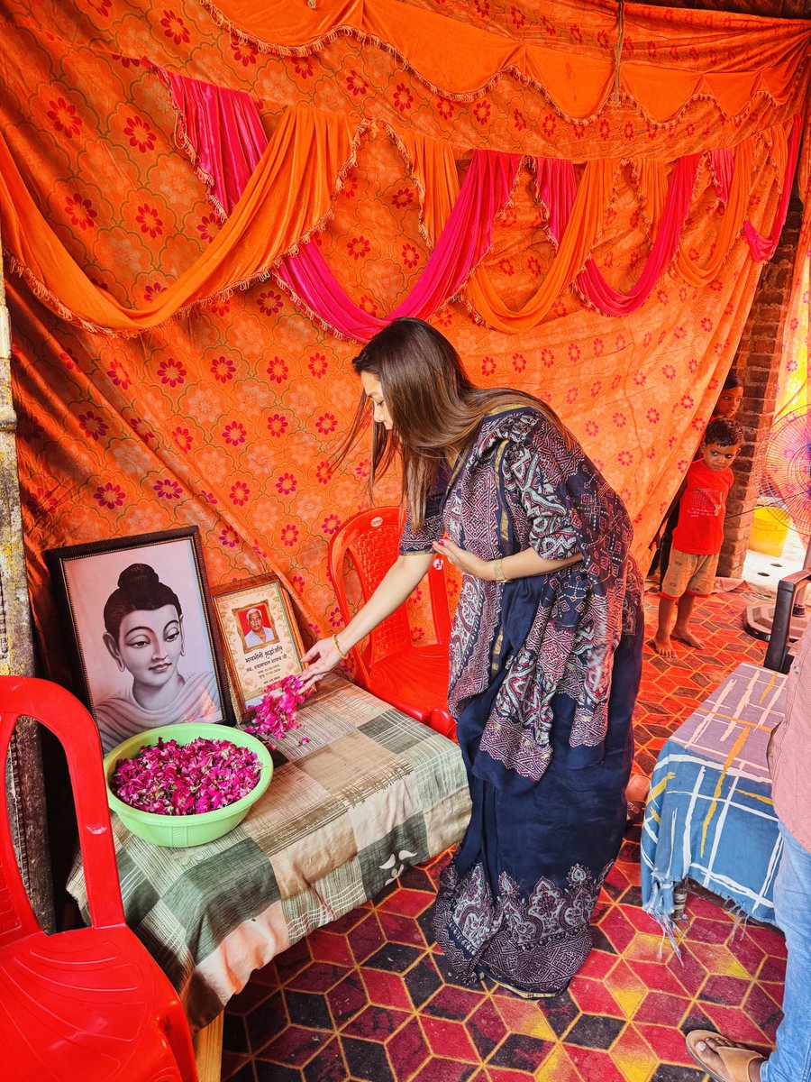 dpriyankamaurya's tweet photo. बदायूं प्रवास के दौरान घुरेला ग्राम पंचायत के युवा समाजसेवी भाई दिव्यांश मौर्य जी के पूज्य पि���ाजी के आकस्मिक निधन की दुःखद सूचना प्राप्त होने पर उनके आवास पहुंचकर उनके चित्र पर पुष्प अर्पित कर भावभीनी श्रद्धांजलि अर्पित की तथा शोकाकुल परिवार के प्रति अपनी गहरी संवेदनाएं व्यक्त कीं।

इस अवसर पर क्षेत्रवासियों, समाजसेवियों एवं गणमान्य नागरिकों से भेंट कर विभिन्न सामाजिक विषयों पर चर्चा की तथा दिवंगत आत्मा की शांति एवं शोक संतप्त परिवार को इस अपार दुःख को सहन करने की शक्ति प्रदान करने हेतु ईश्वर से प्रार्थना की।

ॐ शांति। 🙏

#Shradhanjali #Badaun #Samvedana #DrPriyankaMaurya #SevaHiDharm #OmShanti #श्रद्धांजलि #बदायूं