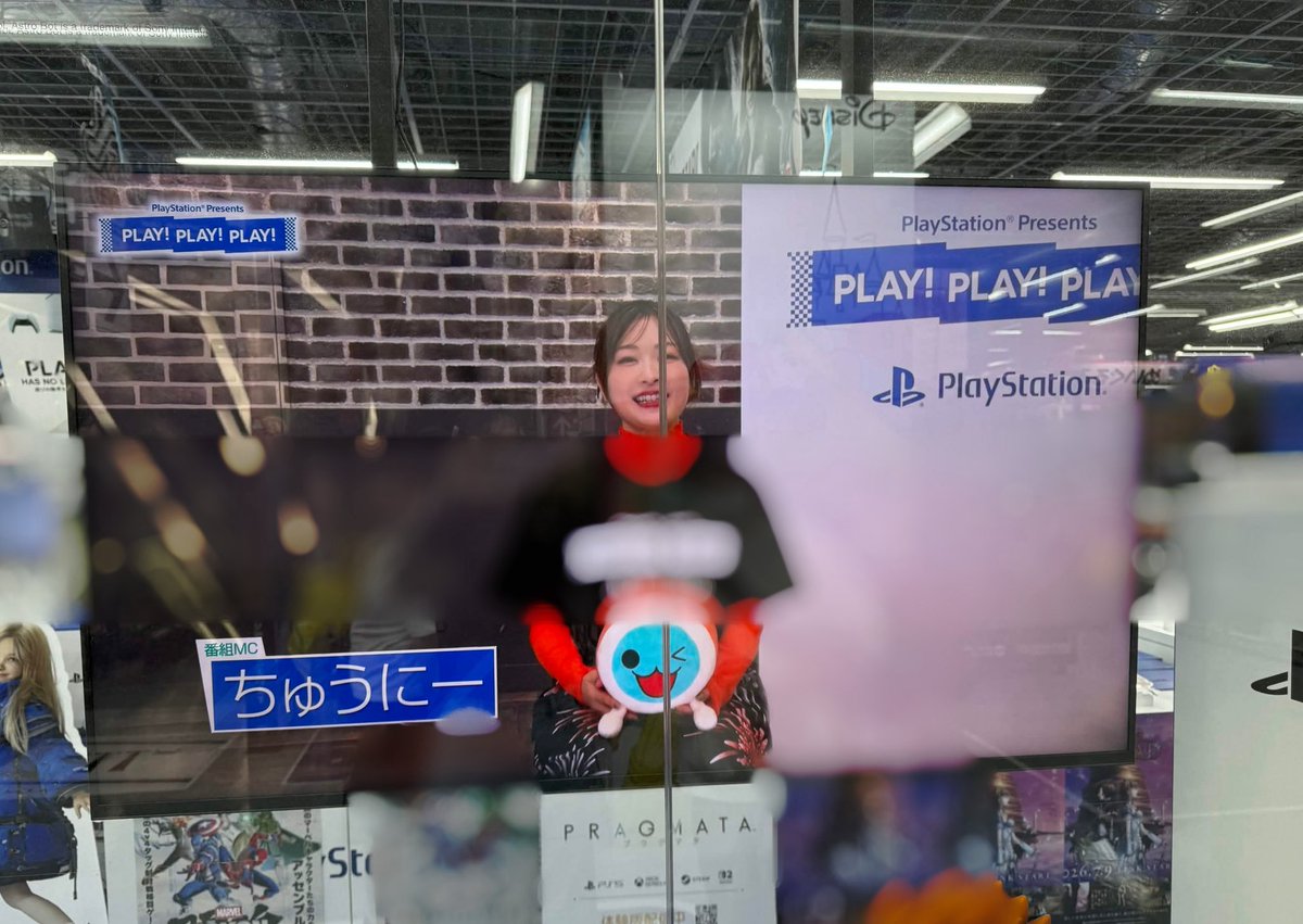 sirokurochannel's tweet photo. プレイステーションの公式トーク番組、PLAY! PLAY! PLAY!に初音ちゃんの代打で出させて頂いた時の『太鼓の達人 ドンダブルフェスティバル』の動画が、家電量販店で流れているらしい🫶
太鼓の達人イメージ🎇衣装だぞー✨️

さらに、小さい頃から遊んできたプレステのロゴと自分が並んでるのも嬉しい☺️ https://t.co/dXMa8v0jA6