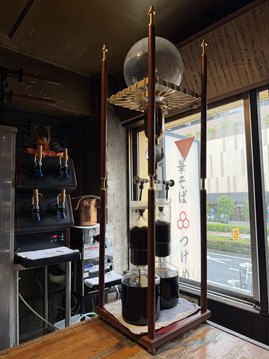 hiro2763's tweet photo. ちょっと久々になってしまいました
ロッキングチェアに揺られのんびりと過ごすために
火曜日はピザトーストのランチが人気だそうでランチタイムはすっかり過ぎてしまったけど今日の遅い昼食はミックスピザトーストで🍞
そして何より期間限定のココナッツ🥥ミルクアイス🍨を楽しみにしてたので食後のデザートに😋美味しくいただきました👍
夏☀️を感じる一品（逸品）です😊

#ココナッツミルクアイス