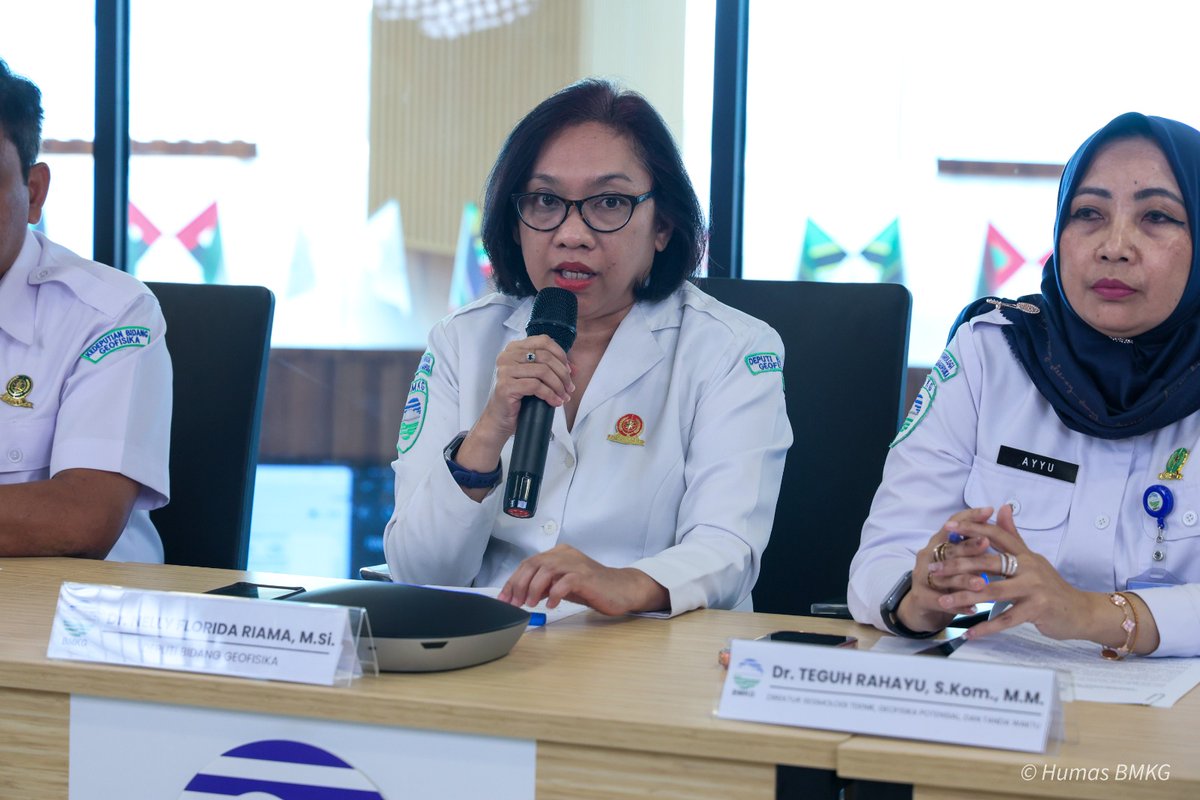 InfoHumasBMKG's tweet photo. SIARAN PERS

Sesar Sausu Picu Gempa Dangkal M6,7 di Palu, BMKG Imbau Warga Tetap Tenang

Jakarta, 16 Juni 2026 – Badan Meteorologi, Klimatologi, dan Geofisika (BMKG) menyatakan gempa bumi tektonik M6,7 yang mengguncang wilayah Torue, Parigi Moutong, Sulawesi Tengah pada (16/6), merupakan jenis gempa bumi dangkal akibat aktivitas sesar Sausu. Hasil analisis mekanisme sumber menunjukkan bahwa gempa bumi memiliki pergerakan turun (normal fault). 

Deputi Bidang Geofisika BMKG, Nelly Florida Riama, menjelaskan gempa bumi ini terjadi pada pukul 10.27.44 WIB dengan kedalaman 16km. Episenter gempa bumi terletak pada koordinat 1,03° LS; 120,24° BT, atau tepatnya berlokasi di darat 42 km Tenggara Palu, Sulawesi Tengah.

“Hasil pemodelan menunjukkan bahwa gempa bumi ini tidak berpotensi tsunami,” kata Nelly di Gedung MHEWS, BMKG, Jakarta, Selasa (16/6). 

Hasil analisis BMKG mencatat, guncangan gempa bumi ini melanda sejumlah wilayah di Sulawesi Tengah dengan tingkat intensitas yang bervariasi. Warga di wilayah Palolo, Sigi merasakan guncangan paling kuat pada skala VII MMI, sementara wilayah Torue dan Parigi Selatan menghadapi intensitas VI - VII MMI. Selain itu, guncangan berskala V - VI MMI meluas hingga ke Kota Sigi Biromaru dan Kota Palu, sedangkan Kota Poso, Donggala, serta Pasangkayu merasakan getaran pada skala IV - V MMI.

Hingga saat ini, BMKG telah menerima laporan resmi mengenai sejumlah dampak kerusakan infrastruktur dan bangunan di daerah terdampak. Wilayah Sigi mencatat dampak kerusakan pada skala intensitas VII MMI, disusul oleh Kota Palu, Parigi Utara, dan Poso pada skala intensitas VI MMI. Kerusakan dengan skala intensitas V MMI juga terjadi di Parigi Moutong dan Banawa Selatan, sementara wilayah Sindue, Balaesang, dan Masamba melaporkan dampak pada skala IV MMI.

“Hingga pukul 12.00 WIB, hasil monitoring BMKG telah terjadi 20 aktivitas gempa bumi susulan (aftershock) dengan magnitude terbesar M5,2,” ujarnya. 

Direktur Gempa Bumi dan Tsunami BMKG, Wijayanto, menjelaskan BMKG masih terus memonitor aktivitas gempa bumi susulan serta menyampaikan pemuktahiran informasi kepada stakeholder dan masyarakat. Harapannya, ke depan frekuensi aftershock akan semakin sedikit dan melemah kekuatannya.

Lebih lanjut, BMKG memastikan bahwa gempa bumi ini tidak berpotensi menimbulkan tsunami berdasarkan hasil pemodelan data yang komprehensif. Guna menjamin keselamatan warga, tim teknis BMKG terus memantau beberapa stasiun pasang surut (tide gauge) yang berada di sekitar wilayah pusat gempa secara berkala.

Hasil pemantauan instrumen di lapangan menunjukkan kondisi perairan yang stabil di beberapa titik kritis. Misalnya, di stasiun pemantau di Parigi tidak mendeteksi kenaikan muka air laut sama sekali, stasiun pemantau di Poso juga menunjukkan hasil yang sama, yakni nihil pergerakan air laut yang mencurigakan.

“Sensor di Pelabuhan Pantoloan memang mencatat sedikit kenaikan muka air laut setinggi 7,5 cm, namun BMKG menegaskan bahwa fluktuasi kecil ini sama sekali tidak berbahaya bagi keselamatan masyarakat,” kata Wijayanto.

Direktur Seismologi Teknik, Geofisika Potensial, dan Tanda Waktu BMKG, Teguh Rahayu, menegaskan bahwa BMKG telah mengirim tim khusus ke lokasi bencana. Mereka akan melakukan survei sekaligus meninjau langsung dampak guncangan gempa di lapangan. 

Merespons bencana ini, Deputi Bidang Geofisika BMKG, Nelly, mengimbau masyarakat agar tetap tenang dan mengabaikan isu-isu hoaks yang tidak jelas sumber kebenarannya. BMKG juga meminta masyarakat untuk menjauhi bangunan yang retak atau rusak akibat gempa serta meningkatkan kewaspadaan terhadap potensi gempa susulan. 

“BMKG mengingatkan masyarakat untuk selalu memastikan kebenaran informasi melalui kanal komunikasi resmi terverifikasi, seperti media sosial @infoBMKG, situs web resmi di https://t.co/O2HqRByucM atau https://t.co/BhEnJGD316, serta aplikasi seluler infobmkg,” pungkasnya.

Biro Hukum, Humas, dan Kerja Sama

Instagram: @InfoBMKG
X: @InfoHumasBMKG & @InfoBMKG
Facebook : InfoBMKG
Youtube : infoBMKG
Tiktok : infoBMKG