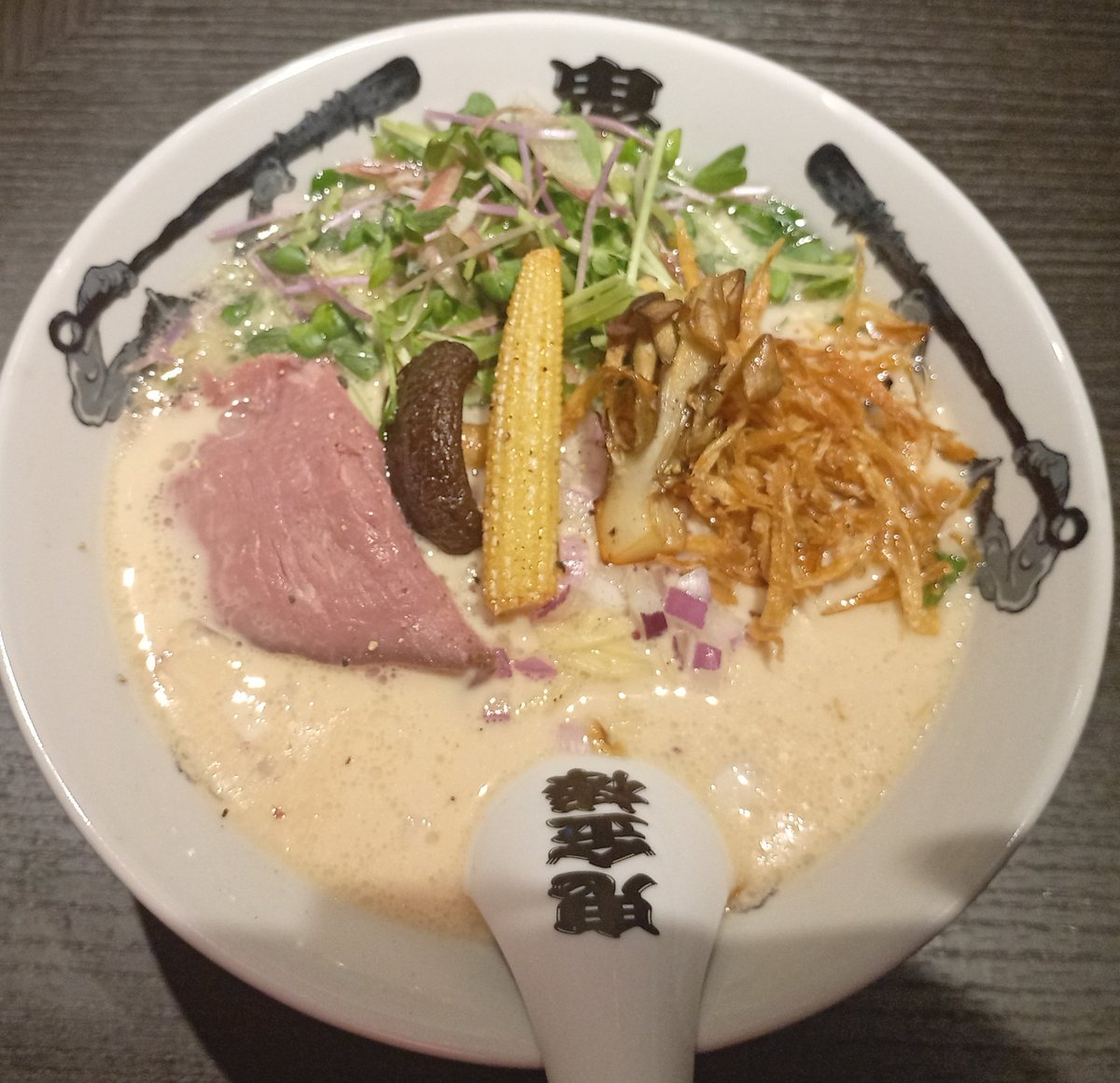 yukizumi7798's tweet photo. 鬼金棒lab@神田
牛骨ラーメン
神田で2杯目
本店の隣り
ベースはマイルドな牛骨で濃くうまい
カラシビの調味料たくさんありカスタムしろってことかな
色々試して飽きないけど牛骨が消えてくかも
隣りと変わらず店内凝ってて楽しい https://t.co/1WlZw9Mo6N