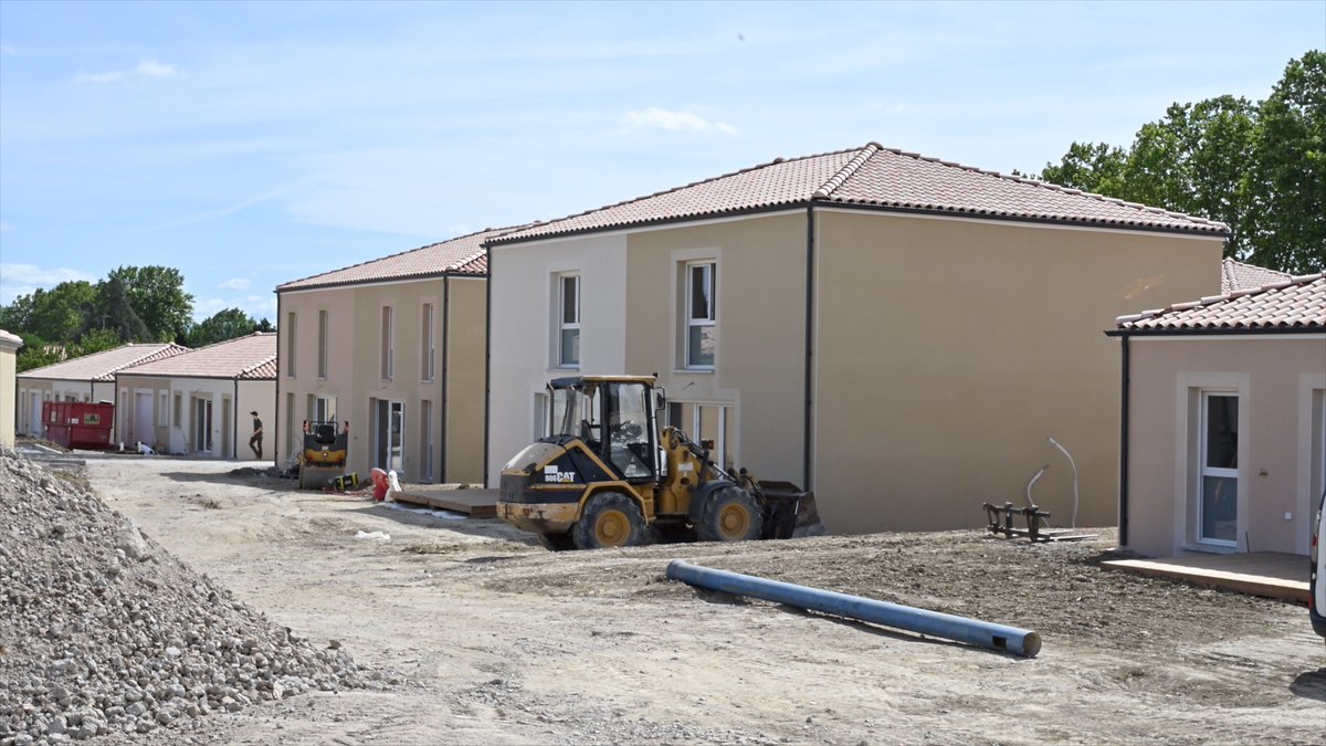 ecom_news's tweet photo. 🌬️🏠 #Aude : Avec la résidence Éole, @HabitatAudois crée un quartier mixte et intergénérationnel avec 26 logements familiaux, 13 logements seniors et 8 en accession. Plus de détails dans notre reportage vidéo : https://t.co/245Rfq16xk #logement https://t.co/qatbHmkUPa