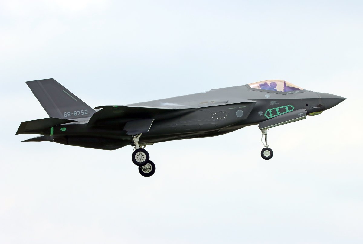 N682G's tweet photo. 今朝の名古屋空港での航空自衛隊向けのF-35A（69-8752）新造機。
結局最後までRAMテープ貼らずに緑色の下地見せたまま。 https://t.co/m9NC3tDtUe