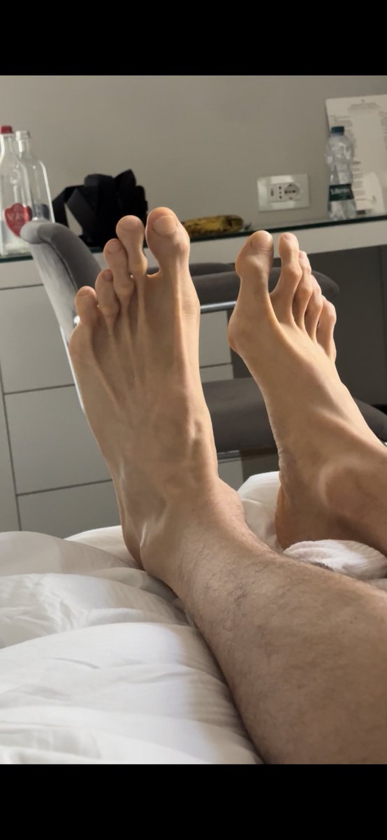bigfeetforsale's tweet photo. New video out!! 
7ft Italian Basketball player, Giovanni is flexing his long toes in his SIZE 17 US flip flops 🔥

https://t.co/qnScPCB4II https://t.co/2PxFhGF7V5