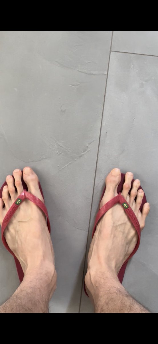 bigfeetforsale's tweet photo. New video out!! 
7ft Italian Basketball player, Giovanni is flexing his long toes in his SIZE 17 US flip flops 🔥

https://t.co/qnScPCB4II https://t.co/2PxFhGF7V5