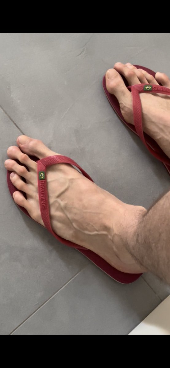 bigfeetforsale's tweet photo. New video out!! 
7ft Italian Basketball player, Giovanni is flexing his long toes in his SIZE 17 US flip flops 🔥

https://t.co/qnScPCB4II https://t.co/2PxFhGF7V5