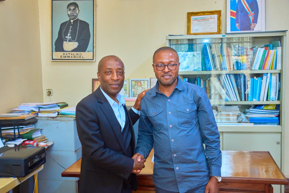 DuGraben's tweet photo. 🎓 UCG : Le Professeur Associé Kennedy Musubao Kivuyirwa prend officiellement les commandes du Cabinet du Recteur

✍️ Rédigé par Hervé Mukulu

📍 Butembo, 15 juin 2026 – L’Université Catholique du Graben (UCG) a franchi une nouvelle étape dans la mise en place de son équipe dirigeante ce lundi 15 juin 2026 avec la cérémonie officielle de remise et reprise entre le Directeur de Cabinet sortant, le Professeur Kizito Gaucher, et son successeur, le Professeur Associé Kennedy Musubao Kivuyirwa.

Organisée au Rectorat en présence des membres du Conseil rectoral, des nouveaux membres du Cabinet et certains invités, cette cérémonie a été marquée par des messages de reconnaissance, de continuité institutionnelle et d’engagement au service de l’université.

━━━━━━━━━━━━━━━

🔹 Une cérémonie placée sous le signe de la gratitude et de la continuité

La rencontre s’est ouverte par une prière invoquant la protection divine sur l’Université Catholique du Graben, ses dirigeants et particulièrement sur celui qui hérite désormais de la coordination du Cabinet du Recteur.

Dans son mot introductif, le Secrétaire General Académique de l’UCG, Professeur Nissé Nzereka faisant office de modérateur, le Professeur Ordinaire Dr Télesphore Muhindo Malonga, a rappelé que cette cérémonie s’inscrivait dans le cadre de l’exécution de la décision rectorale du 8 juin 2026 portant nomination des membres du Cabinet du Recteur.

Cette décision intervient quelques semaines après son accession à la tête de l’université et traduit sa volonté de constituer une équipe capable de l’accompagner dans la réalisation de sa vision pour l’institution.

━━━━━━━━━━━━━━━

🔹 Une nouvelle équipe autour du Recteur

La décision rectorale a officiellement nommé six personnalités aux différentes fonctions du Cabinet du Recteur :

• Professeur Associé Kennedy Musubao Kivuyirwa, Directeur de Cabinet ;

• Professeur Associé Muyisa Musubao Moïse, Chargé des projets ;

• Maître Vincent Kambale Maha, Conseiller juridique ;

• Chef de Travaux Katungu Matimbya, Chargée du genre, des jeunes filles et des personnes vivant avec handicap ;

• Mukulu Vulotwa Hervé, Chargé du numérique et de la communication ;

• Assistante Bijou Kaindo Muséro, Chargée des relations publiques.

Cette équipe constitue désormais un nouvel organe d’appui du Recteur dans la coordination des activités administratives, institutionnelles et stratégiques de l’université à côté des autres organes traditionnels.

━━━━━━━━━━━━━━━

🔹 Dix années de service au sommet du Cabinet

Moment particulièrement émouvant de la cérémonie, l’allocution du Directeur de Cabinet sortant a permis de revenir sur plus d’une décennie de service.

Après dix ans et trois mois passés à la tête du Cabinet du Recteur, le Professeur Kizito Gaucher a exprimé sa profonde gratitude envers les autorités académiques, les membres du Conseil rectoral, les agents de l’université ainsi que l’ensemble de la communauté universitaire qui l’ont accompagné tout au long de son mandat.

Il a notamment remercié l’ancien Recteur, le Professeur Ordinaire Angelus Mafikiri Tsongo, ainsi que le Recteur actuel, le Professeur Ordinaire Télesphore Muhindo Malonga, pour la confiance qu’ils lui ont accordée durant toutes ces années.

« Le chemin parcouru ensemble a certes connu des moments de réjouissance, mais aussi de froideur. Toutes ces péripéties sont à mettre sur le compte de l’activité professionnelle et non individuelle », a-t-il déclaré en substance devant l’assistance.

━━━━━━━━━━━━━━━

🔹 Des conseils d’expérience à son successeur

Dans un passage particulièrement remarqué, le Directeur sortant a partagé plusieurs recommandations issues de son expérience.

Selon lui, la fonction de Directeur de Cabinet est l’une des plus exigeantes de l’université, car elle place son titulaire « au carrefour de la vie universitaire interne et externe ».

Il a insisté sur l’importance de la connaissance de l’environnement universitaire, de l’écoute, de la discrétion et du sens du service.

Parmi les conseils adressés au nouveau Directeur de Cabinet figurent notamment :

• écouter davantage avant d’agir ;

• conseiller le Recteur avec franchise ;

• assurer le suivi rigoureux des décisions prises ;

• développer un esprit de dévouement ;

• servir l’institution plutôt que ses intérêts personnels ;

• garder le cap malgré les critiques ;

• rechercher constamment l’équilibre dans la gestion des relations humaines.

Le Professeur Kizito Gaucher a également tenu à rassurer son successeur de sa disponibilité permanente :

« Je reste dans la maison, mais dans une autre chambre. La maison est grande. »

Une formule qui a suscité sourires et applaudissements dans la salle.

━━━━━━━━━━━━━━━

🔹 La transmission symbolique des responsabilités

Après les discours protocolaires, la cérémonie a connu son moment central avec la remise officielle des outils de travail.

Le Directeur sortant a procédé à la transmission des clés du bureau, des documents administratifs, des procès-verbaux, des fournitures de travail ainsi que de l’ordinateur de service utilisé dans l’exercice de la fonction.

Cette étape a été suivie de la signature des procès-verbaux de remise et reprise par les deux parties.

Par cet acte symbolique et administratif, le Professeur Associé Kennedy Musubao Kivuyirwa est devenu officiellement Directeur de Cabinet du Recteur de l’Université Catholique du Graben.

━━━━━━━━━━━━━━━

🔹 Kennedy Musubao : « Nous n’allons pas réinventer la roue »

Prenant la parole à son tour, le nouveau Directeur de Cabinet a exprimé sa gratitude aux autorités universitaires pour la confiance placée en lui.

Il a qualifié sa nomination de « marque de considération » mais surtout d’« engagement solennel » à servir l’université avec loyauté, professionnalisme et dévouement.

Tout en rendant hommage au travail accompli par son prédécesseur, il a souligné sa volonté de s’inscrire dans la continuité administrative :

« Nous n’allons pas réinventer la roue. C’est la continuité de l’administration et nous devons partir de la base qui existe. »

Reconnaissant l’importance des responsabilités qui lui incombent désormais, il a promis de mettre ses compétences et son expérience au service de la vision du Recteur et du rayonnement de l’Université Catholique du Graben.

━━━━━━━━━━━━━━━

🔹 Un appel à l’unité et à l’excellence

Le nouveau Directeur de Cabinet a également lancé un appel à l’ensemble de la communauté universitaire à renforcer la solidarité, le dialogue et la culture du travail bien fait.

Selon lui, les défis auxquels l’UCG est confrontée ne pourront être relevés qu’à travers un engagement collectif et une recherche permanente de l’excellence dans l’enseignement, la recherche et le service à la communauté.

Il a réaffirmé sa disponibilité à collaborer avec tous les services et toutes les composantes de l’université dans un esprit d’écoute, de respect mutuel et de coopération constructive.

━━━━━━━━━━━━━━━

🔹 Le Recteur salue deux serviteurs de l’institution

Clôturant la cérémonie, le Recteur de l’UCG a rendu un vibrant hommage au Directeur de Cabinet sortant pour son dévouement et sa fidélité à l’institution.

Revenant sur les années de collaboration qu’il a eues avec lui lorsqu’il occupait les fonctions de Vice-Recteur, le Professeur Télesphore Muhindo Malonga a salué son attachement à l’université et sa volonté constante de la servir.

Le Recteur s’est réjoui de savoir que le Professeur Kizito Gaucher demeure au sein de l’UCG et pourra continuer à mettre son expérience au service de la communauté universitaire.

Il a également remercié le Professeur Associé Kennedy Musubao Kivuyirwa pour avoir accepté cette nouvelle responsabilité et exprimé sa confiance dans sa capacité à accompagner efficacement le Rectorat dans la conduite des affaires universitaires.

━━━━━━━━━━━━━━━

🔹 Une nouvelle page pour le Cabinet du Recteur

Au-delà d’un simple changement administratif, cette remise et reprise symbolise la continuité de l’action institutionnelle à l’Université Catholique du Graben.

Elle marque également l’entrée en fonction effective de la nouvelle équipe du Cabinet du Recteur, appelée à accompagner la gouvernance universitaire dans les ambitions de développement, de modernisation et de rayonnement académique portées par le nouveau Rectorat.

Dans un climat empreint de fraternité, de reconnaissance et d’espérance, la cérémonie du 15 juin 2026 a ainsi ouvert une nouvelle page de l’histoire administrative de l’UCG, avec l’engagement partagé de poursuivre le service de l’université au bénéfice des étudiants, des enseignants, du personnel et de la société.

✍️ Rédigé par Hervé Mukulu

🔗 https://t.co/irgNJl2oR3