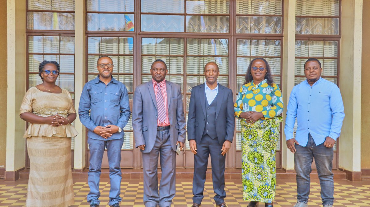 DuGraben's tweet photo. 🎓 UCG : Le Professeur Associé Kennedy Musubao Kivuyirwa prend officiellement les commandes du Cabinet du Recteur

✍️ Rédigé par Hervé Mukulu

📍 Butembo, 15 juin 2026 – L’Université Catholique du Graben (UCG) a franchi une nouvelle étape dans la mise en place de son équipe dirigeante ce lundi 15 juin 2026 avec la cérémonie officielle de remise et reprise entre le Directeur de Cabinet sortant, le Professeur Kizito Gaucher, et son successeur, le Professeur Associé Kennedy Musubao Kivuyirwa.

Organisée au Rectorat en présence des membres du Conseil rectoral, des nouveaux membres du Cabinet et certains invités, cette cérémonie a été marquée par des messages de reconnaissance, de continuité institutionnelle et d’engagement au service de l’université.

━━━━━━━━━━━━━━━

🔹 Une cérémonie placée sous le signe de la gratitude et de la continuité

La rencontre s’est ouverte par une prière invoquant la protection divine sur l’Université Catholique du Graben, ses dirigeants et particulièrement sur celui qui hérite désormais de la coordination du Cabinet du Recteur.

Dans son mot introductif, le Secrétaire General Académique de l’UCG, Professeur Nissé Nzereka faisant office de modérateur, le Professeur Ordinaire Dr Télesphore Muhindo Malonga, a rappelé que cette cérémonie s’inscrivait dans le cadre de l’exécution de la décision rectorale du 8 juin 2026 portant nomination des membres du Cabinet du Recteur.

Cette décision intervient quelques semaines après son accession à la tête de l’université et traduit sa volonté de constituer une équipe capable de l’accompagner dans la réalisation de sa vision pour l’institution.

━━━━━━━━━━━━━━━

🔹 Une nouvelle équipe autour du Recteur

La décision rectorale a officiellement nommé six personnalités aux différentes fonctions du Cabinet du Recteur :

• Professeur Associé Kennedy Musubao Kivuyirwa, Directeur de Cabinet ;

• Professeur Associé Muyisa Musubao Moïse, Chargé des projets ;

• Maître Vincent Kambale Maha, Conseiller juridique ;

• Chef de Travaux Katungu Matimbya, Chargée du genre, des jeunes filles et des personnes vivant avec handicap ;

• Mukulu Vulotwa Hervé, Chargé du numérique et de la communication ;

• Assistante Bijou Kaindo Muséro, Chargée des relations publiques.

Cette équipe constitue désormais un nouvel organe d’appui du Recteur dans la coordination des activités administratives, institutionnelles et stratégiques de l’université à côté des autres organes traditionnels.

━━━━━━━━━━━━━━━

🔹 Dix années de service au sommet du Cabinet

Moment particulièrement émouvant de la cérémonie, l’allocution du Directeur de Cabinet sortant a permis de revenir sur plus d’une décennie de service.

Après dix ans et trois mois passés à la tête du Cabinet du Recteur, le Professeur Kizito Gaucher a exprimé sa profonde gratitude envers les autorités académiques, les membres du Conseil rectoral, les agents de l’université ainsi que l’ensemble de la communauté universitaire qui l’ont accompagné tout au long de son mandat.

Il a notamment remercié l’ancien Recteur, le Professeur Ordinaire Angelus Mafikiri Tsongo, ainsi que le Recteur actuel, le Professeur Ordinaire Télesphore Muhindo Malonga, pour la confiance qu’ils lui ont accordée durant toutes ces années.

« Le chemin parcouru ensemble a certes connu des moments de réjouissance, mais aussi de froideur. Toutes ces péripéties sont à mettre sur le compte de l’activité professionnelle et non individuelle », a-t-il déclaré en substance devant l’assistance.

━━━━━━━━━━━━━━━

🔹 Des conseils d’expérience à son successeur

Dans un passage particulièrement remarqué, le Directeur sortant a partagé plusieurs recommandations issues de son expérience.

Selon lui, la fonction de Directeur de Cabinet est l’une des plus exigeantes de l’université, car elle place son titulaire « au carrefour de la vie universitaire interne et externe ».

Il a insisté sur l’importance de la connaissance de l’environnement universitaire, de l’écoute, de la discrétion et du sens du service.

Parmi les conseils adressés au nouveau Directeur de Cabinet figurent notamment :

• écouter davantage avant d’agir ;

• conseiller le Recteur avec franchise ;

• assurer le suivi rigoureux des décisions prises ;

• développer un esprit de dévouement ;

• servir l’institution plutôt que ses intérêts personnels ;

• garder le cap malgré les critiques ;

• rechercher constamment l’équilibre dans la gestion des relations humaines.

Le Professeur Kizito Gaucher a également tenu à rassurer son successeur de sa disponibilité permanente :

« Je reste dans la maison, mais dans une autre chambre. La maison est grande. »

Une formule qui a suscité sourires et applaudissements dans la salle.

━━━━━━━━━━━━━━━

🔹 La transmission symbolique des responsabilités

Après les discours protocolaires, la cérémonie a connu son moment central avec la remise officielle des outils de travail.

Le Directeur sortant a procédé à la transmission des clés du bureau, des documents administratifs, des procès-verbaux, des fournitures de travail ainsi que de l’ordinateur de service utilisé dans l’exercice de la fonction.

Cette étape a été suivie de la signature des procès-verbaux de remise et reprise par les deux parties.

Par cet acte symbolique et administratif, le Professeur Associé Kennedy Musubao Kivuyirwa est devenu officiellement Directeur de Cabinet du Recteur de l’Université Catholique du Graben.

━━━━━━━━━━━━━━━

🔹 Kennedy Musubao : « Nous n’allons pas réinventer la roue »

Prenant la parole à son tour, le nouveau Directeur de Cabinet a exprimé sa gratitude aux autorités universitaires pour la confiance placée en lui.

Il a qualifié sa nomination de « marque de considération » mais surtout d’« engagement solennel » à servir l’université avec loyauté, professionnalisme et dévouement.

Tout en rendant hommage au travail accompli par son prédécesseur, il a souligné sa volonté de s’inscrire dans la continuité administrative :

« Nous n’allons pas réinventer la roue. C’est la continuité de l’administration et nous devons partir de la base qui existe. »

Reconnaissant l’importance des responsabilités qui lui incombent désormais, il a promis de mettre ses compétences et son expérience au service de la vision du Recteur et du rayonnement de l’Université Catholique du Graben.

━━━━━━━━━━━━━━━

🔹 Un appel à l’unité et à l’excellence

Le nouveau Directeur de Cabinet a également lancé un appel à l’ensemble de la communauté universitaire à renforcer la solidarité, le dialogue et la culture du travail bien fait.

Selon lui, les défis auxquels l’UCG est confrontée ne pourront être relevés qu’à travers un engagement collectif et une recherche permanente de l’excellence dans l’enseignement, la recherche et le service à la communauté.

Il a réaffirmé sa disponibilité à collaborer avec tous les services et toutes les composantes de l’université dans un esprit d’écoute, de respect mutuel et de coopération constructive.

━━━━━━━━━━━━━━━

🔹 Le Recteur salue deux serviteurs de l’institution

Clôturant la cérémonie, le Recteur de l’UCG a rendu un vibrant hommage au Directeur de Cabinet sortant pour son dévouement et sa fidélité à l’institution.

Revenant sur les années de collaboration qu’il a eues avec lui lorsqu’il occupait les fonctions de Vice-Recteur, le Professeur Télesphore Muhindo Malonga a salué son attachement à l’université et sa volonté constante de la servir.

Le Recteur s’est réjoui de savoir que le Professeur Kizito Gaucher demeure au sein de l’UCG et pourra continuer à mettre son expérience au service de la communauté universitaire.

Il a également remercié le Professeur Associé Kennedy Musubao Kivuyirwa pour avoir accepté cette nouvelle responsabilité et exprimé sa confiance dans sa capacité à accompagner efficacement le Rectorat dans la conduite des affaires universitaires.

━━━━━━━━━━━━━━━

🔹 Une nouvelle page pour le Cabinet du Recteur

Au-delà d’un simple changement administratif, cette remise et reprise symbolise la continuité de l’action institutionnelle à l’Université Catholique du Graben.

Elle marque également l’entrée en fonction effective de la nouvelle équipe du Cabinet du Recteur, appelée à accompagner la gouvernance universitaire dans les ambitions de développement, de modernisation et de rayonnement académique portées par le nouveau Rectorat.

Dans un climat empreint de fraternité, de reconnaissance et d’espérance, la cérémonie du 15 juin 2026 a ainsi ouvert une nouvelle page de l’histoire administrative de l’UCG, avec l’engagement partagé de poursuivre le service de l’université au bénéfice des étudiants, des enseignants, du personnel et de la société.

✍️ Rédigé par Hervé Mukulu

🔗 https://t.co/irgNJl2oR3