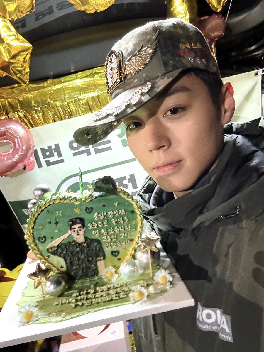 lowwavee's tweet photo. 엄마가 모르셔서 그렇지 요즘 다들 이렇게 입어요 https://t.co/7P87zTSrj3