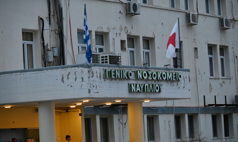 giopsos's tweet photo. Σ' αυτό το κτίριο που βρίσκεται σε χειρότερη κατάσταση από κτίριο σε βομβαρδισμένη πόλη της Ουκρανίας ή τη Γάζα, πέθανε από την πίεση &amp; την εξάντληση μια 55χρονη νοσηλεύτρια.
Πέθανε πάνω στη δουλειά, για να μπορεί να μποτοξάρεται ο Τσαρλατάνος που υποδύεται τον Υπουργό Υγείας.- https://t.co/QMNnRR1Ww1