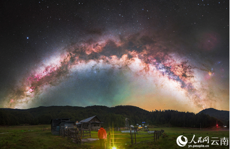 ChnConsulateSpk's tweet photo. 云南省大理白（帕）族自治州云龙县苗尾乡天灯村海坪，高山草甸的夜空中，漫天繁星闪耀，通过延时摄影可以捕捉到浪漫的银河。海坪是热播电视剧《去有风的地方》的取景地。该剧播出后，这片远离都市喧嚣的高原草甸一跃成为网络上热门的“大理圣地”，吸引众多游客前来。#风景 https://t.co/A8mKJuEF81
