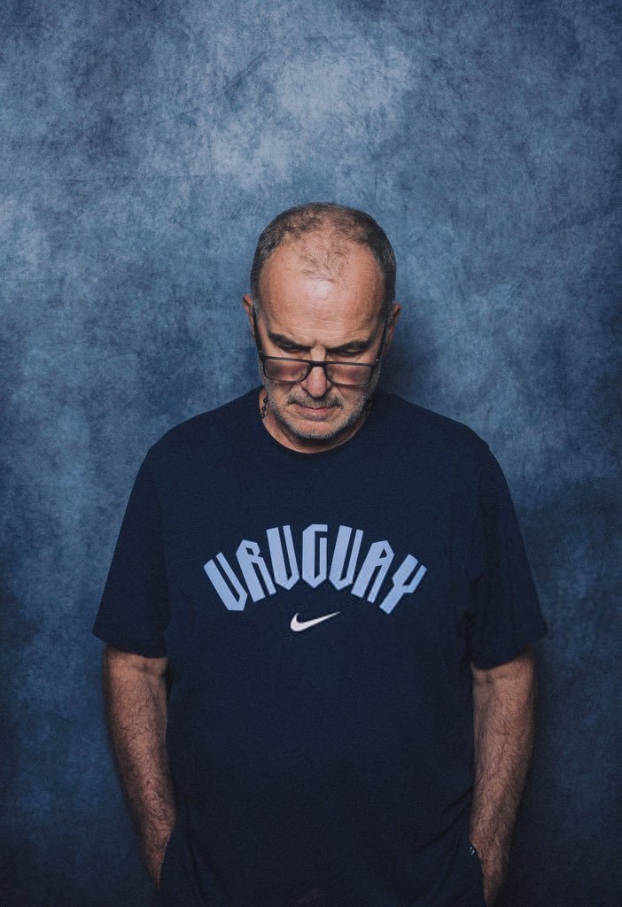 SiaranBolaLive's tweet photo. Foto resmi Piala Dunia Marcelo Bielsa menimbulkan kehebohan 🇺🇾💥

Ketika ditanya mengapa ia menunduk, ia menjawab:
"Saya tidak perlu menjelaskan apa pun. Saya bukan model. Saya berada di depan fotografer, dan itulah foto yang mereka dapatkan dari saya."

"Kita tidak berkewajiban untuk bertindak seperti model untuk memenuhi tuntutan yang tidak berdasar."

📰@diarioas