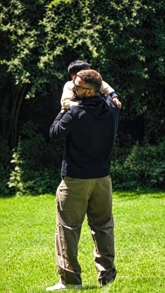 RcbianBlood's tweet photo. Virat Kohli is enjoying quality family time at a park in London 😇😍

📷: Trend_VKohli/X

#ViratKohli #AnushkaSharma #Cricket https://t.co/zarvmVh04P