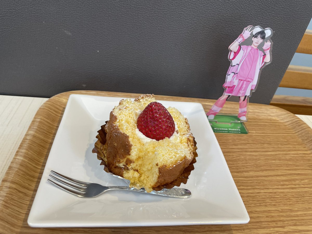 mpalbus's tweet photo. いただきまさや💗🍓
元町ケーキ「ざくろ」

ブログに載っていたので早速！
ふっわふわカステラ生地にいちごでおいしかった https://t.co/V1zY3UbDUK
