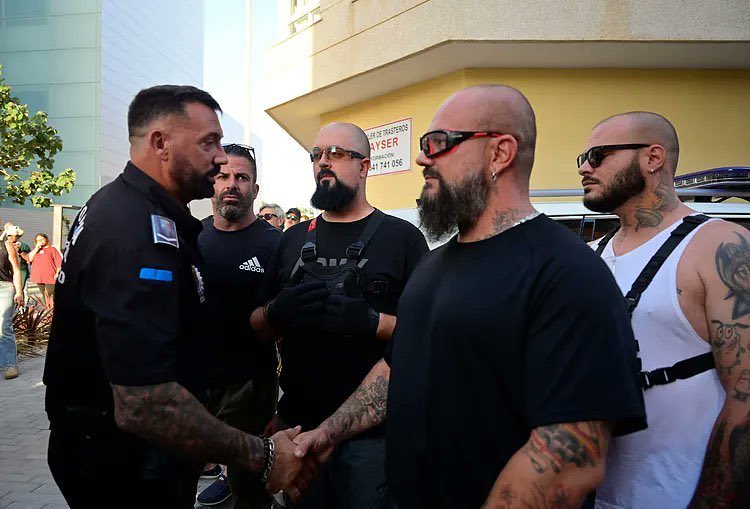 fatani20's tweet photo. @eldiarioes @VickyRosell @policia siempre que hay corrupción o mala manera de aplicar la ley!Aparecen unos señores con uniforme de policía donde pone!Proteger y servir!! Creo que ya es hora de explicarles en la academia que eso no significa apalear a trabajadores y abrazar a nazis !defender la justicia!! https://t.co/xSW3PignuN