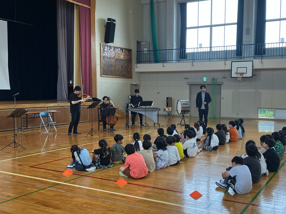 nagoyaphil's tweet photo. 〈舞台芸術等総合支援事業〉本日も学校巡回公演のワークショップで、引き続きVn米田、Vc加藤、Perc勝諒平さん、Bar高橋洋介さんの4人が三重県多気町立佐奈小学校にやってきました。質問コーナーでは時間が足りず、終了後も引き続き質問攻めにあう面々。本公演に向けて興味を持ってもらえて嬉しいです！ https://t.co/J2ET5LaLOq