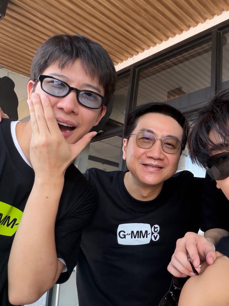 G7destiny's tweet photo. เป็นอีกปีที่จะพูดว่า ข้าวตังหน้าเหมือนพี่ถาจริงๆ 555555555555555555 ลูกชายตาถามาก 

#GMMTVOuting2026 https://t.co/xAtLkJHvFq