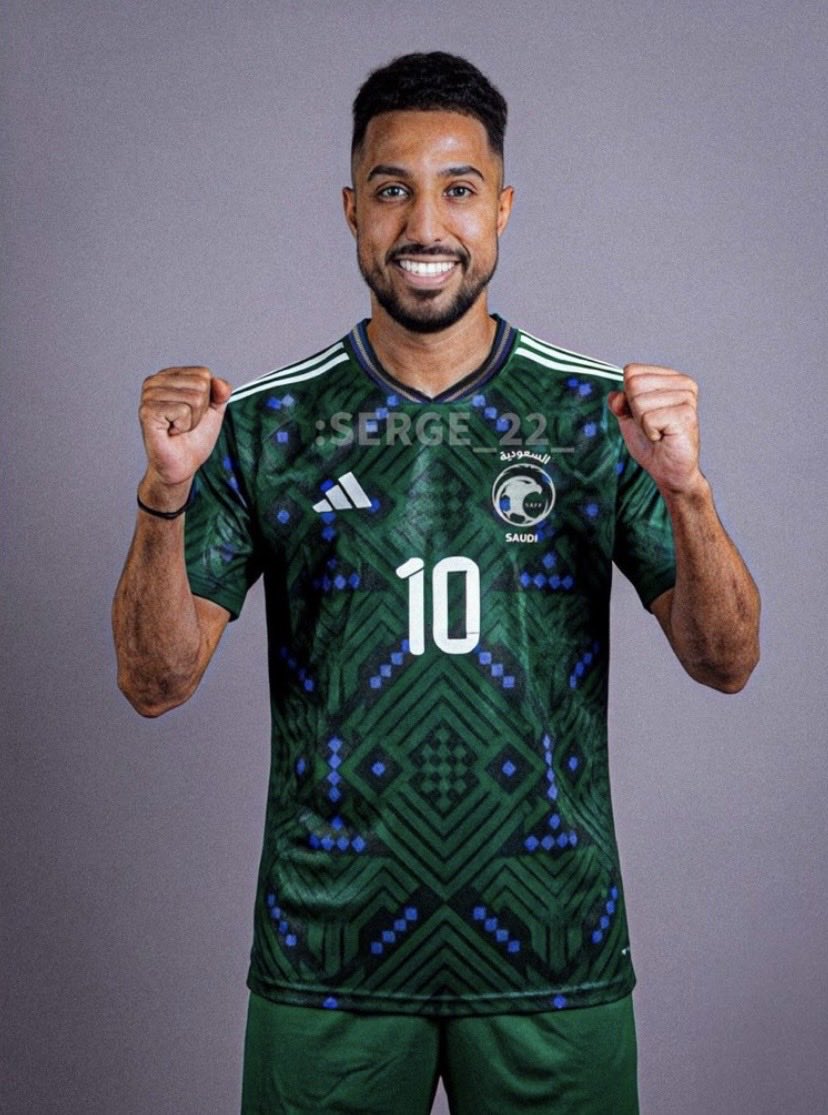 Amri0's tweet photo. منتخبنا جميل جدا ولعب جماعي مميز لكن لا يعقل ان نرى بعض اللاعبين في مباراة اسبانيا لمجرد انه اسم مميز في حين ان ارقامه ضعيفه جدا في آخر مباريات مع المنتخب فكيف يلعب أصلا ناهيك عن اختياره للمنتخب من الاساس ..

كلنا نحب الكابتن  سالم الدوسري لكن نحب منتخبنا اكثر منه بمليون مره وسالم لم يقدم ما يشفع له ان يتواجد على حساب نجوم جاهزين اكثر منه في الدكة وفي الصور المرفقه ارقامه في مباراة اليوم ..

كرة القدم منذ سنين طويله وهي تعترف بالأرقام ومن احترم الارقام حصد نتائج ولنا في منتخب المغرب خير مثال .. 

اتمنى ان لا نعيد اخطاء مونديال فرنسا وروسيا بتقديم الاسماء المعروفه على المواهب الجاهزه إذا اردنا ان ننافس. 

مجاملة سالم او غيره لن تحقق لنا اي شي نتمناه .. 

🇸🇦🇸🇦🇸🇦🇸🇦🇸🇦

#المنتخب_السعودي 
#السعودية_الأوروغواي 
#سالم_الدوسري