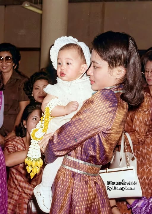 TawArtsSU35's tweet photo. ไถเฟซบุ๊กเจอ พระรูปพระเจ้าวรวงศ์เธอ พระองค์เจ้าโสมสวลี กรมหมื่นสุทธนารีนาถ และสมเด็จพระเจ้าลูกเธอ เจ้าฟ้ากรมหลวงราชสาริณีสิริพัชร มหาวัชรราชธิดา ทรงน่ารักตั้งแต่เด็กเลย

Cr เฟซบุ๊ก กลุ่ม เลาะรั้ว​ ชมวัง
#เจ้าฟ้าพัชรกิติยาภา #องค์ภา #พระองค์ภา

พระองค์โสมก็คงไม่ทราบว่าลูกสาวจากไปแล้ว เพราะท่านก็ประชวรอยู่เช่นกัน 🥹
