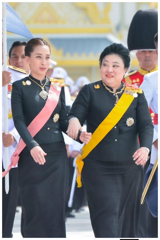 TawArtsSU35's tweet photo. ไถเฟซบุ๊กเจอ พระรูปพระเจ้าวรวงศ์เธอ พระองค์เจ้าโสมสวลี กรมหมื่นสุทธนารีนาถ และสมเด็จพระเจ้าลูกเธอ เจ้าฟ้ากรมหลวงราชสาริณีสิริพัชร มหาวัชรราชธิดา ทรงน่ารักตั้งแต่เด็กเลย

Cr เฟซบุ๊ก กลุ่ม เลาะรั้ว​ ชมวัง
#เจ้าฟ้าพัชรกิติยาภา #องค์ภา #พระองค์ภา

พระองค์โสมก็คงไม่ทราบว่าลูกสาวจากไปแล้ว เพราะท่านก็ประชวรอยู่เช่นกัน 🥹