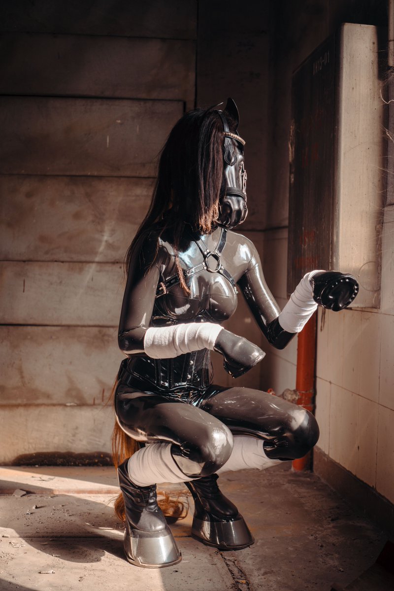 SesameAfterDark's tweet photo. Happy #InternationalDayOfLatex to this rubber pony~ 🐎✨

🐴: @gefangener2  
📷: @KungFuCat 
#ponyplay #ponygirl #latex https://t.co/sepAsAQkPl