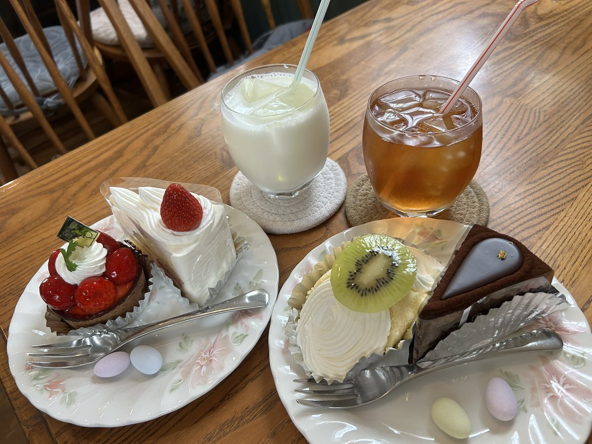 53Aon6's tweet photo. 朝からケーキ食べてきた( *´﹀` *)
メロンパフェ目的で行ったのに忘れてた笑
友達よくわからん代役予約みたいなので予約したけど直接の電話予約しかしてないらしくて大丈夫か！？てなった笑
ももとかシャインマスカットの季節にリベンジする。
ケーキは美味しかった！

#かふぇ #けーき #あいち https://t.co/6kA9P0bIkl