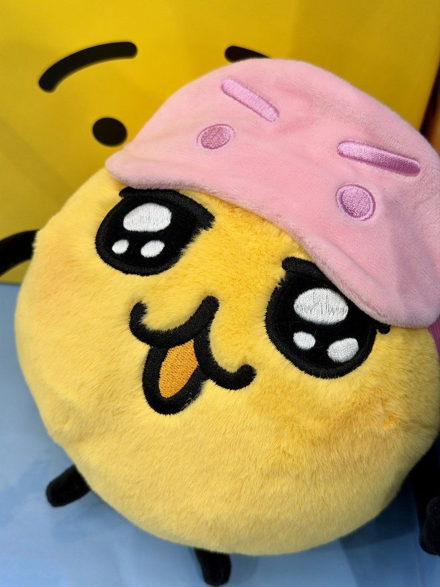 10hm_monkey's tweet photo. 既にたくさんの方があげてるけど、
渋谷で見てきたのでご報告…

とてもとてもかわいい🟡

#えもじの子 https://t.co/hfbnTvSaAj
