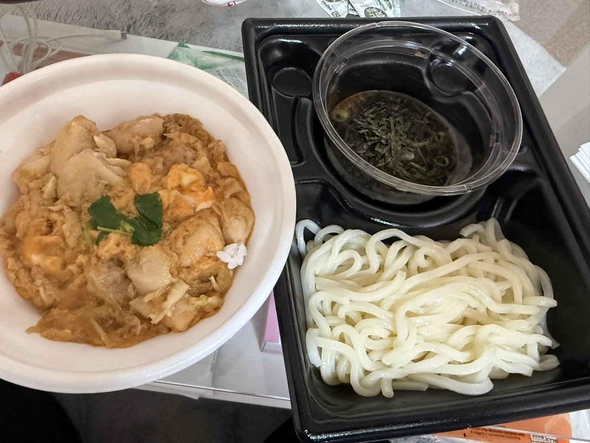 chaba5thyear's tweet photo. 今日のお昼ご飯はなか卯ー♪

親子丼とざるうどん

持ち帰り初めてだったけど味は変わらず美味しい😋

#夜のお仕事　#なか卯 https://t.co/qGFy4PDsTI