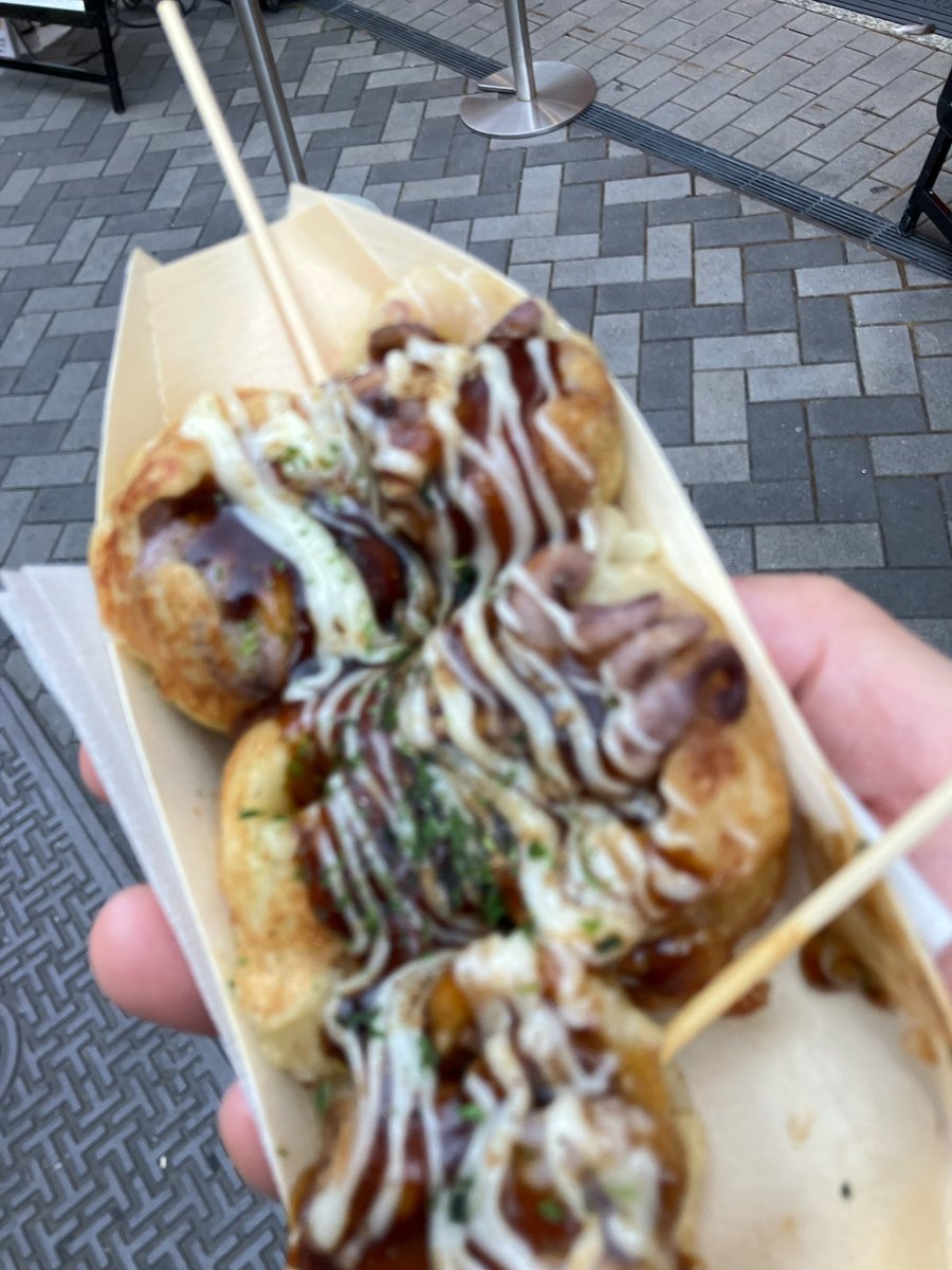 redcommet0079's tweet photo. ずんずんずんだフェスin大阪

いのりんおぬぬめ踊りだこ(´･ω･`)
小さい🐙丸ごと1匹入ってるとか豪華やん？言わずもがな、美味い！
ソースで食べたけどしょうゆも試したいと思って店に戻ろうとしたタイミングで雨…
次の機会に（あるのか？）

#らぶりすびより
#ずんずんずんだフェス https://t.co/W8Jq9z8h7g
