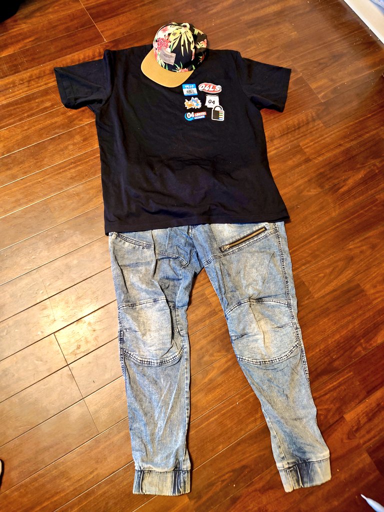 charirock69's tweet photo. フォーリミ × UT 届いた✨️
ライブで着るエアリズム白T+短パンスタイル

黒Tは普段着に着れる感じでスタイリング✨️
#UTme
#フォーリミ https://t.co/LN49VKV1RZ