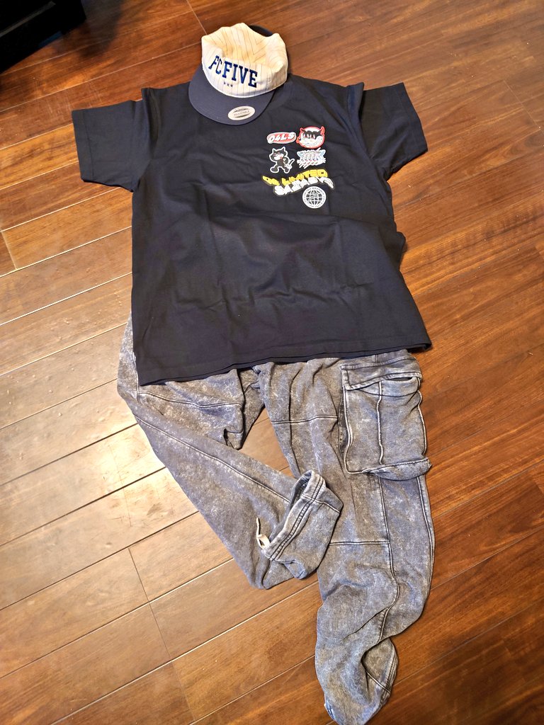 charirock69's tweet photo. フォーリミ × UT 届いた✨️
ライブで着るエアリズム白T+短パンスタイル

黒Tは普段着に着れる感じでスタイリング✨️
#UTme
#フォーリミ https://t.co/LN49VKV1RZ