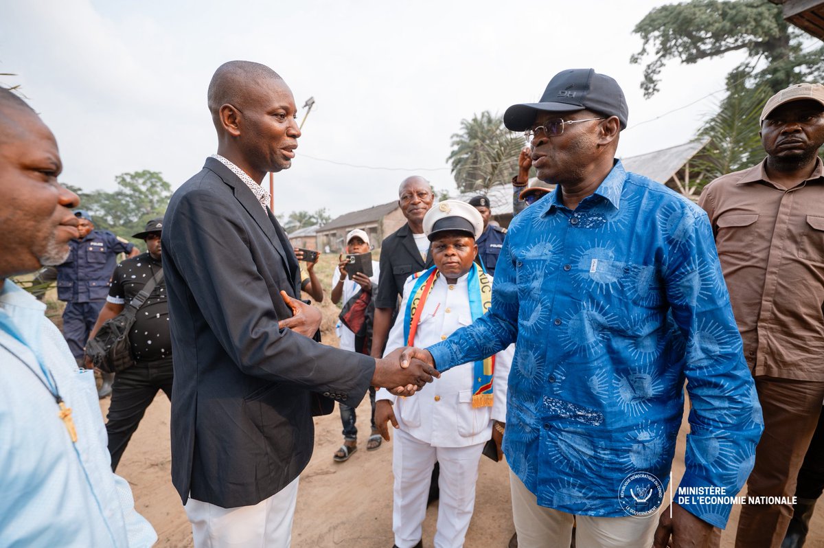 EconatRDC's tweet photo. #RDC #Sankuru | Poursuivant sa mission économique dans la province du Sankuru, le Vice-Premier Ministre, Ministre de l’Économie nationale, @DMukokoSamba a inspecté ce lundi 15 juin les travaux de réhabilitation des deux pistes de l’aéroport national de Lodja, une infrastructure essentielle pour améliorer la connectivité de la province.

La mission s’est ensuite poursuivie dans le territoire de Lomela, à l’Institut National pour l’Étude et la Recherche Agronomiques (INERA) de Mukumari. Autrefois considéré comme l’un des principaux pôles agricoles de l’espace Kasaï, ce site de 2.445 hectares, dont près de 1.000 hectares de plantations d’hévéa, illustre à la fois le potentiel productif du Sankuru et les difficultés liées à l’évacuation et à la commercialisation des produits agricoles.

À Ekuka, dans le secteur de Watambolo, le Vice-Premier Ministre a également encouragé les initiatives communautaires portées par les agriculteurs organisés en coopératives, soulignant l’importance de la production locale dans la relance économique de la province.

Objectif : identifier les contraintes qui freinent la production et mieux connecter le Sankuru aux circuits économiques nationaux.
