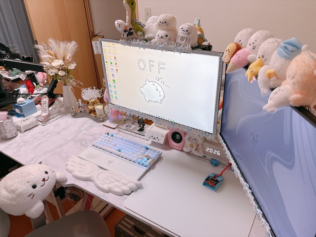428chino's tweet photo. ゲーム部屋の改造完了〜🤍
新しくサイドテーブルを買ってそれも大理石柄にDIYしてデスク広くなった！
左側はお姫様のドレッサーっぽいイメージにした！ https://t.co/nwTddaR6T0