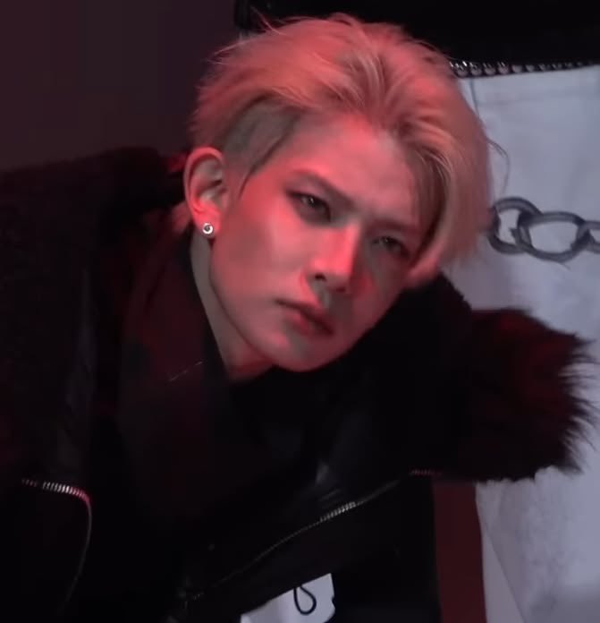 forenhee's tweet photo. the gaze that i would die for https://t.co/9kT7gTbETk