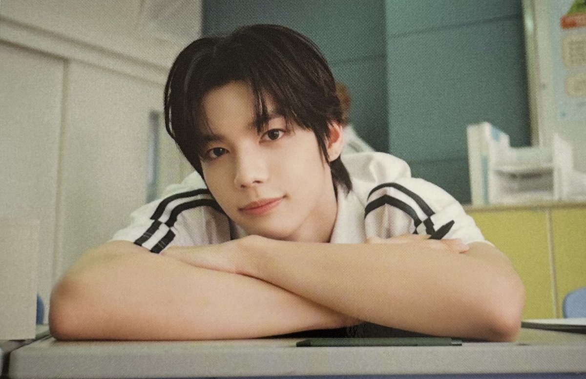 hachandes's tweet photo. SCHOOL YEARBOOK KIT 
#SMTR25 #HAMIN #하민 https://t.co/oCuvkuYBiw